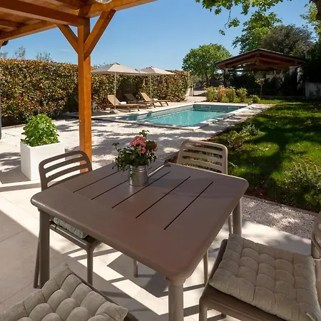 ヴィラ Garden House ロヴィニ